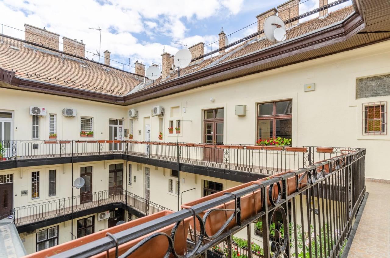 Eitans Guesthouse Budapeste Exterior foto