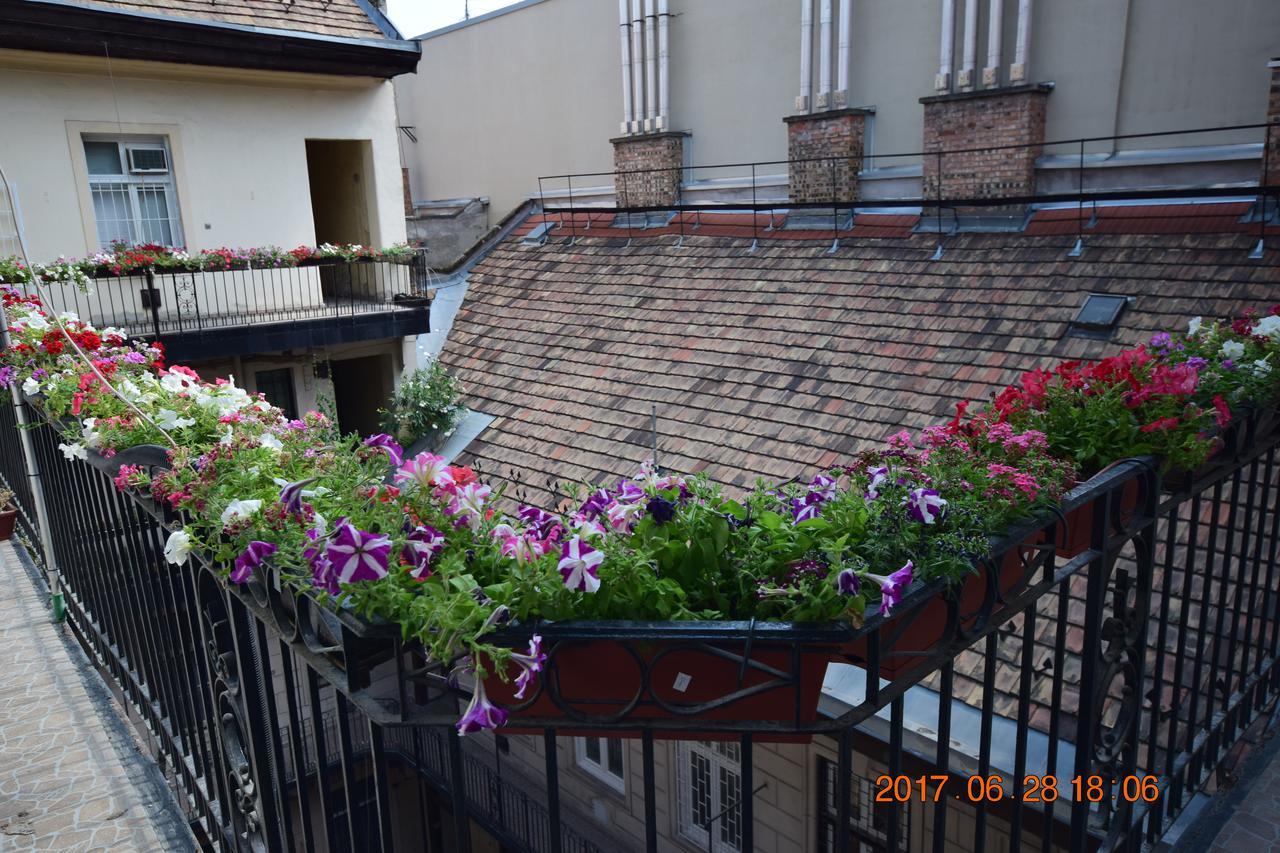Eitans Guesthouse Budapeste Exterior foto